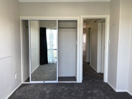 Convenient Terrace Living - Photo 3