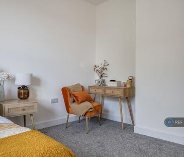 4 bedroom end of terrace house to rent - Photo 2
