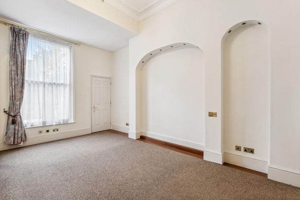 2 bedroom flat in London - Photo 1