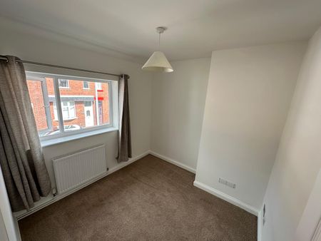 Superb 3 bedroomed terrace house to let with first floor bathroom, large lounge and kitchen diner with patio doors onto a large paved patio. - Photo 2