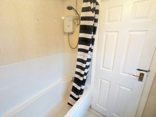 Terraced House to rent on - Photo 1
