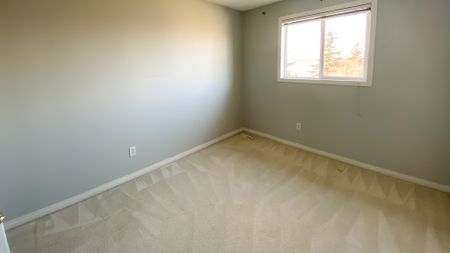 A Charming Retreat With Lush Driveway Peonies. Fully Developed Basement. - Photo 5