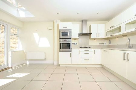 A beautifully presented five bedroom house with courtyard garden, garage and driveway - Photo 5
