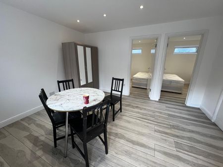 Two bedroom ground floor flat close to chadwel heath- 1800 pcm - Photo 2
