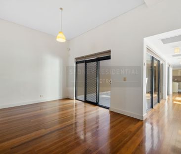 3-bedroom contemporary terrace in a sought-after location - Photo 3