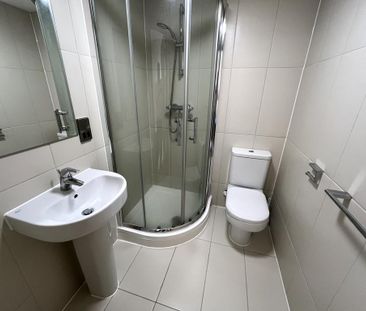 1 bedroom in a flat share to rent - Photo 3