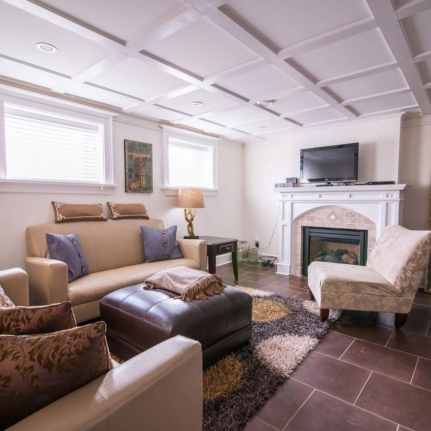 Executive fully furnished 7 bedroom 3 bath home - Photo 1