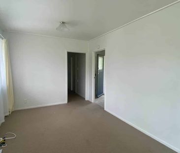 Pet Friendly, Sunny and Inviting Three Bedroom - Photo 2