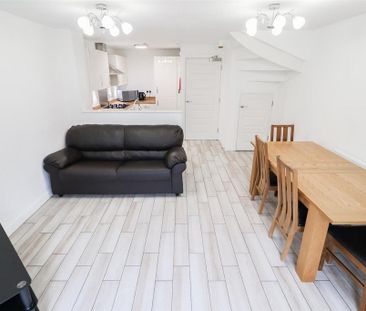 4 bedroom detached house to rent - Photo 3