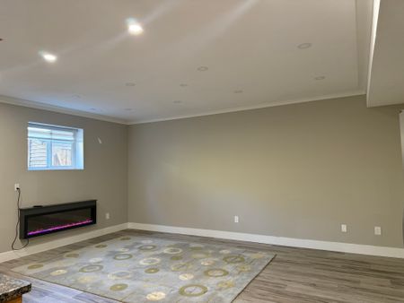 Spacious - Semi Ground Floor 1 Bedroom/LARGE DEN/1 Bathroom - Utilities Included - Photo 3