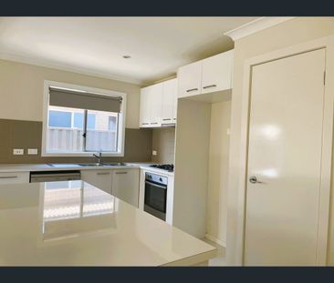 10 Ningaloo Street, Tarneit, Vic 3029 - Photo 3