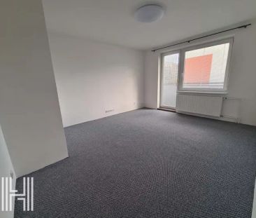Pronájem pečlivě opraveného bytu 2+1 s lodžií - Fotografie 2