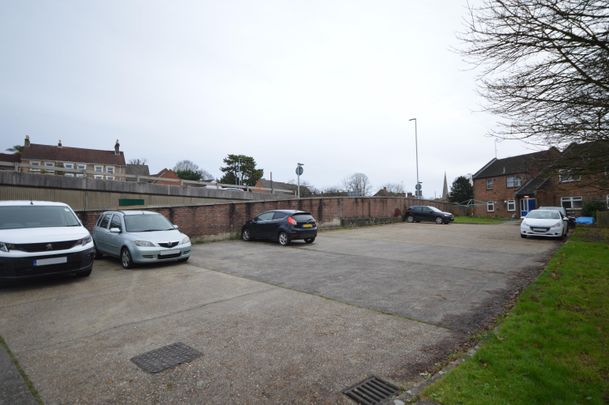 Paynes Hill, Salisbury - Photo 1