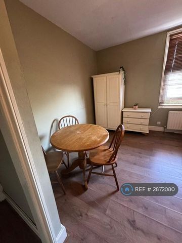 1 bedroom in a house share to rent - Photo 4