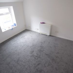 To Let 1 Bed Flat - Photo 3