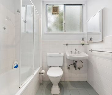 Spacious Ground Floor Living with an Exceptional North-Facing Court... - Photo 6