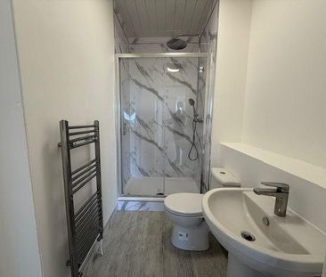 3 bedroom flat to rent - Photo 2