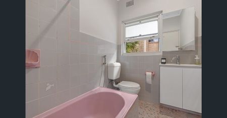 Sunny Top-Floor Apartment in a Quiet, Convenient Location - Photo 4