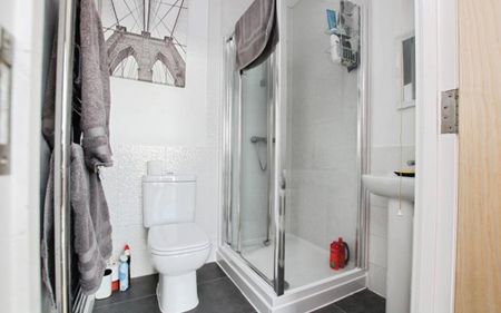 A bright one-bedroom apartment with floor-to-ceiling windows offering stunning city views, set within the popular Glass Wharf development. Ideally located within walking distance of Bristol City Centre and Temple Meads Station. - Photo 2