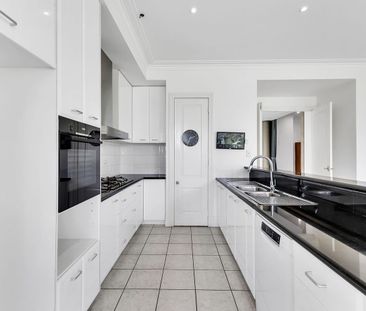 Elegant Family Living in the Heart of Kew – Double En-suites & Prem... - Photo 6