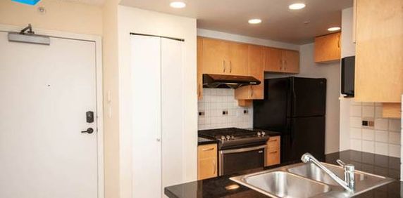 MUST SEE BRIGHT 1 BED 1 BATH @ AQUARIUS II AVAIL NOW - Photo 2