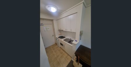 Live Simplified: Chic Studio Apartment Perfect for Your Lifestyle! - Photo 3