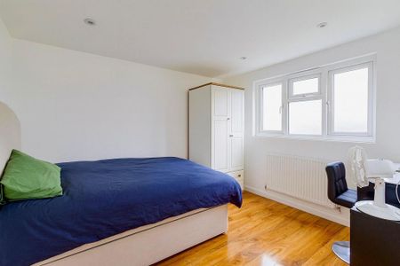 1 bedroom in a house share to rent - Photo 2