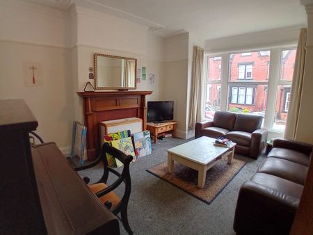 6 Bed - 21 Manor Terrace, Headingley, Leeds - LS6 1BU - Student - Photo 2