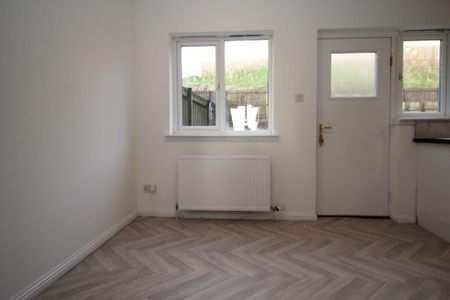 3 bedroom semi-detached villa to rent - Photo 5