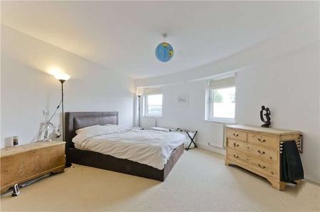 A delightful two bedroom flat with a private balcony near Putney Common. - Photo 3