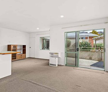 Standalone 2 Bedroom Home in Browns Bay - Rangi Zoned! - Photo 1