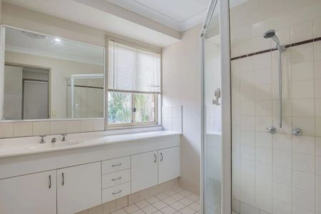 Modern 3-Bedroom Townhouse in Gated Boutique Complex - Photo 5