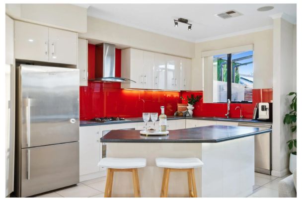 Executive Retreat in Prestigious Kensington Park - Photo 1