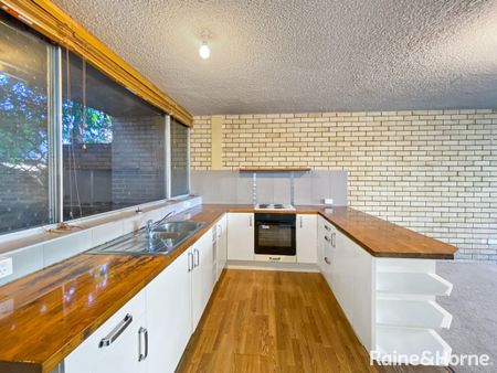 Spacious & Convenient 3 Bedroom Townhouse in a Leafy Setting - Photo 5