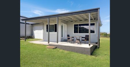 Cosy & Comfortable 2 bed + Study on Sprawling Land - Photo 3