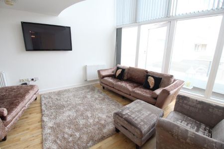 3 bedroom flat to rent - Photo 2