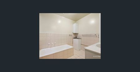 Ground floor apartment with a large landscaped courtyard - Photo 2