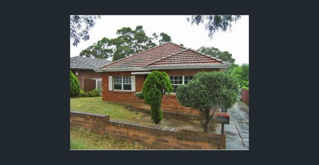 VERY NICE FAMILY HOME IN THE HEART OF BEVERLY HILLS CLOSE TO TRAIN STATION - Photo 1