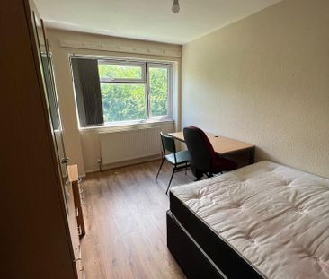 1 bedroom in a house share to rent - Photo 2