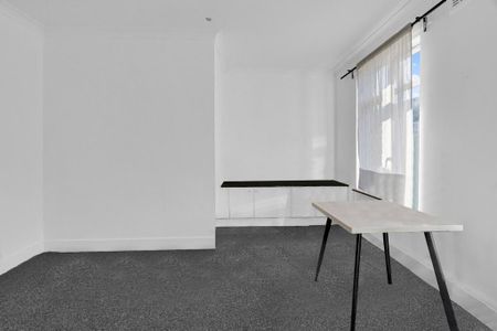 3 bedroom flat to rent - Photo 5