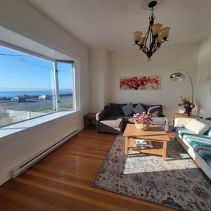 Oceanview Living on Dallas Road – 2 Bed, 1 Bath - Photo 2