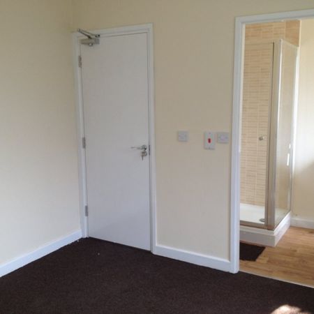 1 bed Studio - To Let - Photo 3