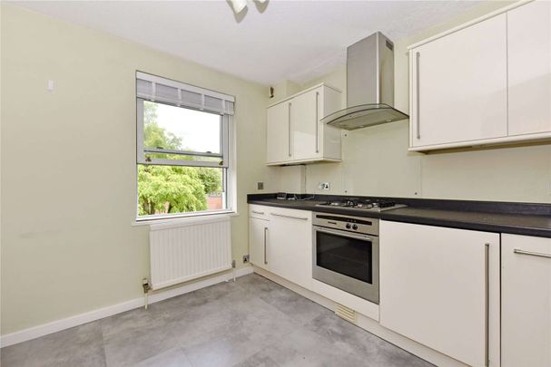 An immaculately presented two double bedroom duplex apartment situated in a popular private road close to the Long Walk. - Photo 1