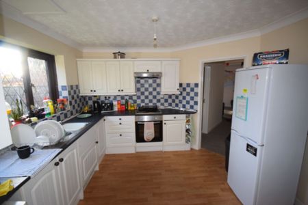 6 Bedroom House To Rent in Talbot Village - £3,120 pcm Tenancy Info - Photo 2