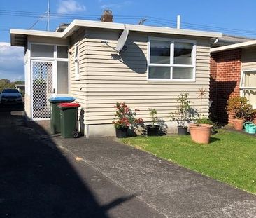 LONG DRIVE - 2 BEDROOM HOUSE - Photo 4