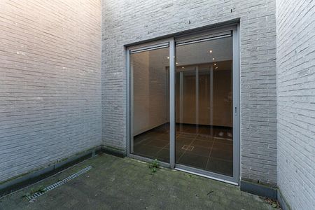 Instapklare kantoorruimte/praktijkruimte met ruime garage te centrum Roeselare! - Photo 2