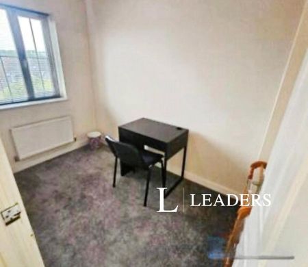 4 bedroom semi-detached house to rent - Photo 3