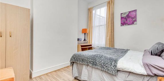 3 bedroom flat in London - Photo 2