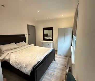 First Floor Self contained studio flat ideal for couple- 1200 pcm i... - Photo 3