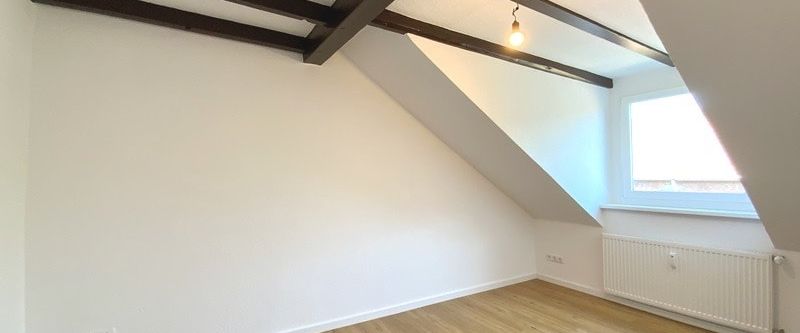 Altbauflair trifft Moderne! 3,5-Zimmer DG-Wohnung mit Charakter in Oberhausener Mitte - Photo 1